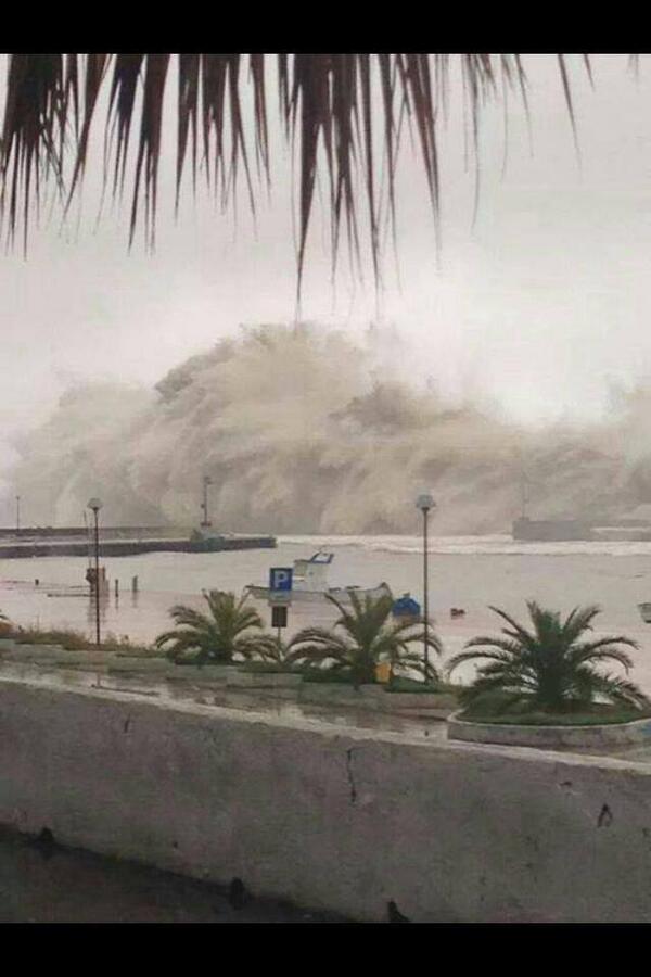 Giant waves, Calabria, italy. Photo: twitter.com/simonapalumbo3