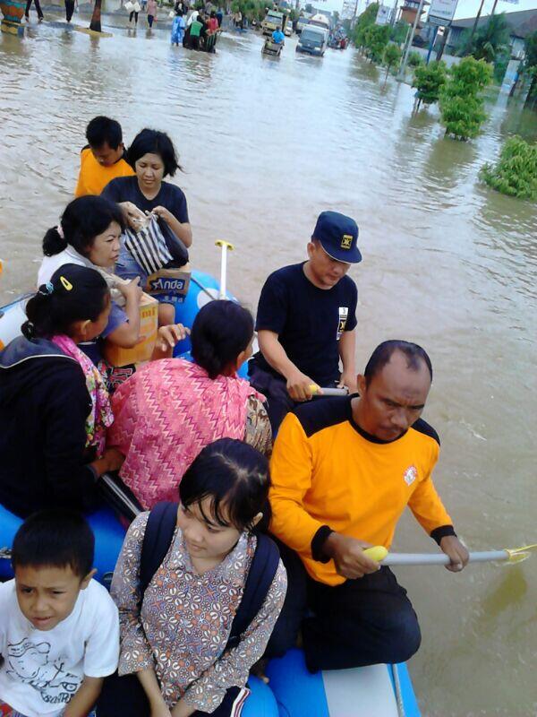 Escaping the floods in Kudus, Indonesia
