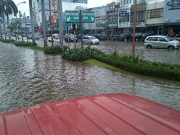 Flooding in front of a shopping mall, Jakarta. Photo: twitter.com/edwiinsipahutar