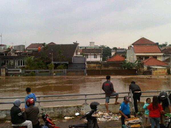 Ciliwung River overflowed on Sunday 2 March 2014. Photo:  TMC Polda Metro