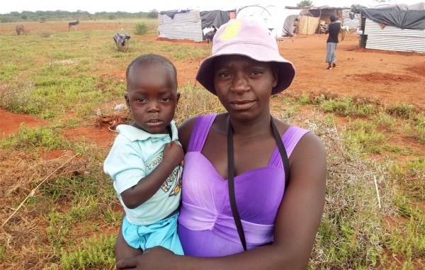 A shortage of running water and toilets at Chingwizi transit camp in Zimbabwe has contributed to the spread of diarrhoea and other diseases © Sharon Donald/ShelterBox 