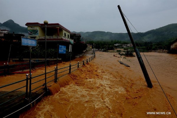 Torrential flood flows through cropland after a rainstorm in Jiangdong Village of Dubu Township in Yangshan County in Qingyuan City, south China's Guangdong Province, May 22, 2014. The city was hit by a rainstorm on May 22, causing landslide and traffic interruption in several spots. Local government has started disaster relief work. [Photo: Xinhua/Li Zuomiao] 