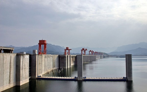 The huge Three Gorges dam on the Yangtse river in China, the world leader in hydropower production. Image: Dan Kamminga via Wikimedia Commons