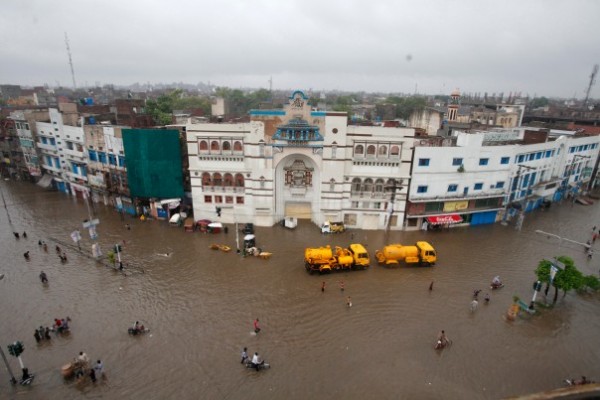 A general view of a flooded road after heavy rains in Lahore, Pakistan, on September 5, 2014. At least 73 people have been killed across Pakistan after heavy rains brought flash floods and caused homes to collapse in the Punjab and Kashmir regions, government officials said Friday. REUTERS/Mohsin Raza