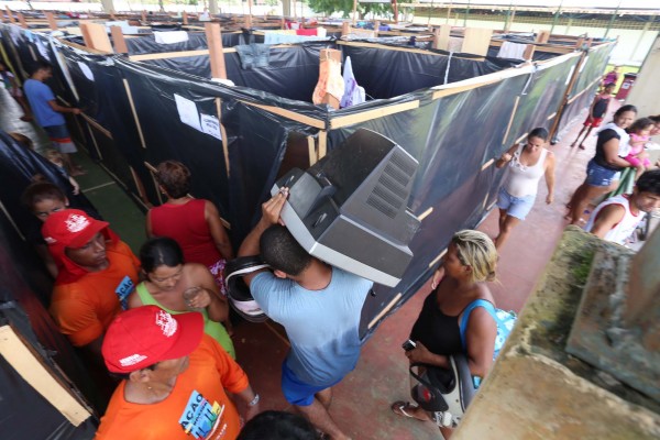 Flood victims arriving at shelters in Rio Branco, Acre State, Brazil. Photo: Diego Gurgel / Secom