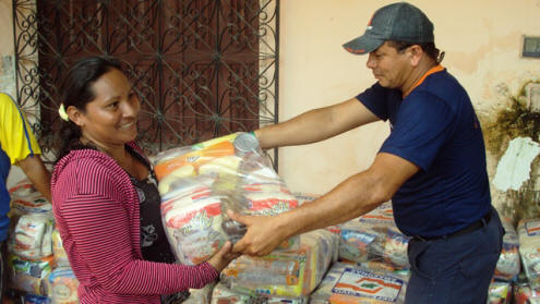 Distribution of food and aid to flood victims in Amazonas. Photo: Chico Araújo/Secom