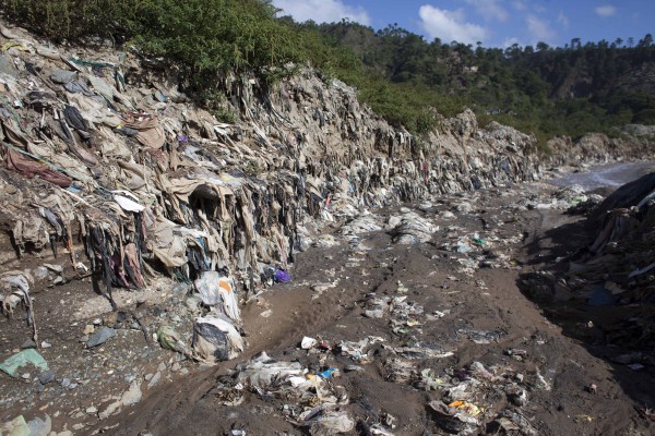Waste and garbage in the river bed of río Las Vacas, Chinautla, Guatemala. Photo: CONRED Guatemala, under creative commons