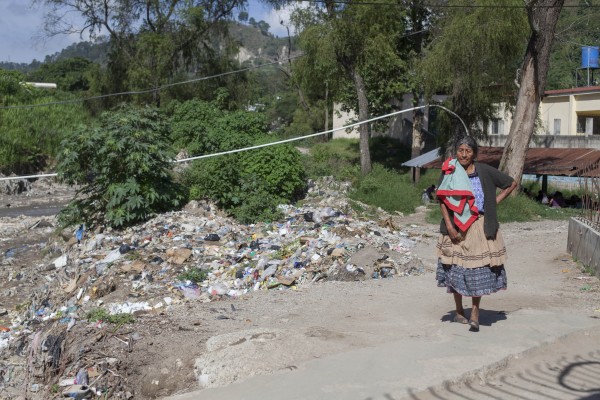Waste and garbage in the river bed of río Las Vacas, Chinautla, Guatemala. Photo: CONRED Guatemala, under creative commons