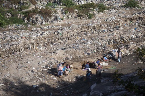 Waste and garbage in the river bed of río Las Vacas, Chinautla, Guatemala. Photo: CONRED Guatemala, under creative commons