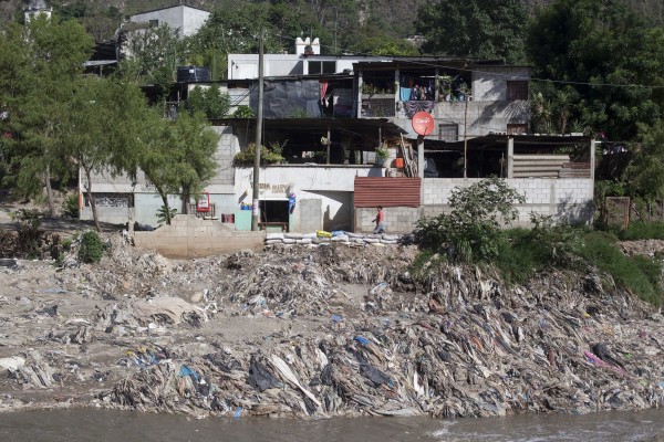 Waste and garbage in the river bed of río Las Vacas, Chinautla, Guatemala. Photo: CONRED Guatemala, under creative commons