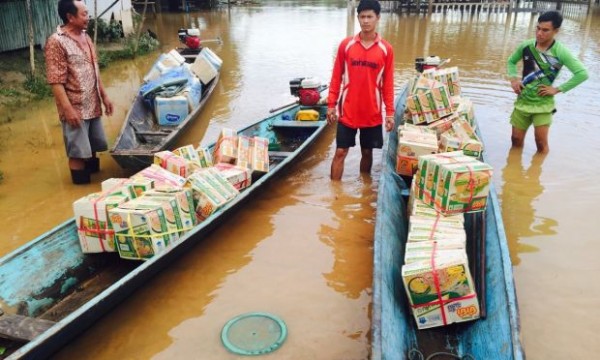 Distribution of relief supplies to flood victims in norther Laos. Photo: World Vision