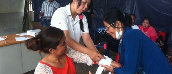 Sokmean practices first aid, as part of EU-funded project ‘Building disaster resilient communities’ in Cambodia. © Satya Roeurn