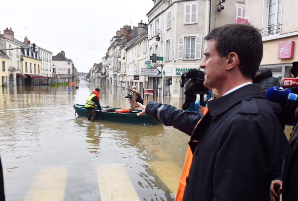 French Prime Minister visits the flood hit town of Nemours, 02 June 2016. Photo: Office of the Prime Minister, France