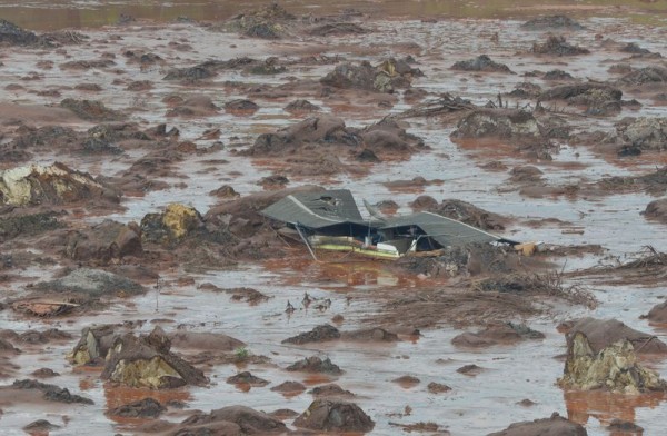 mining dam burst Bento Rodrigues Minas Gerais