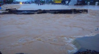 Indonesia – Floods Leave Hundreds Stranded in Padang – 1 Dead After Floods in Magelang