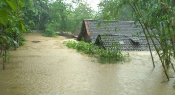Indonesia – Floods and Landslides in East Java Leave 11 Dead, 4,000 Displaced